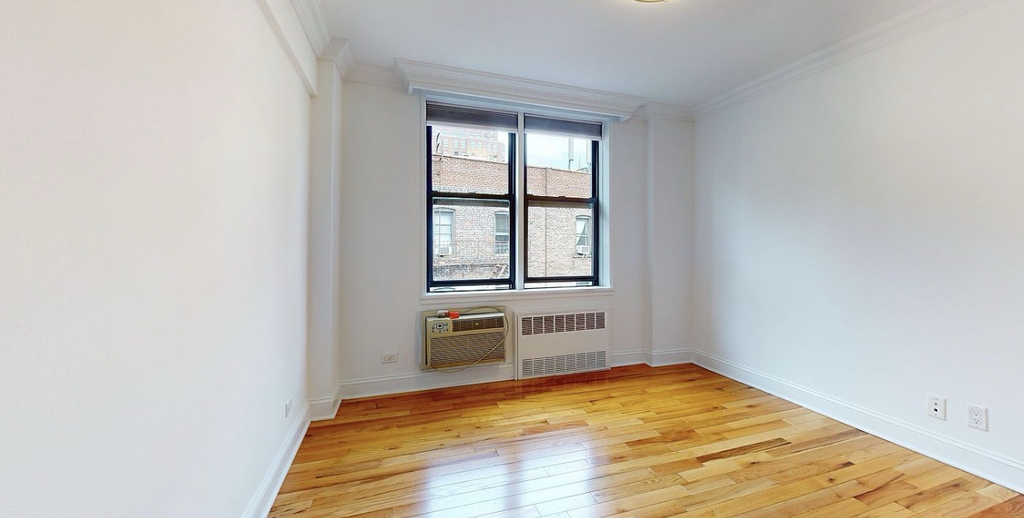 305 West 13th Street - Photo 2
