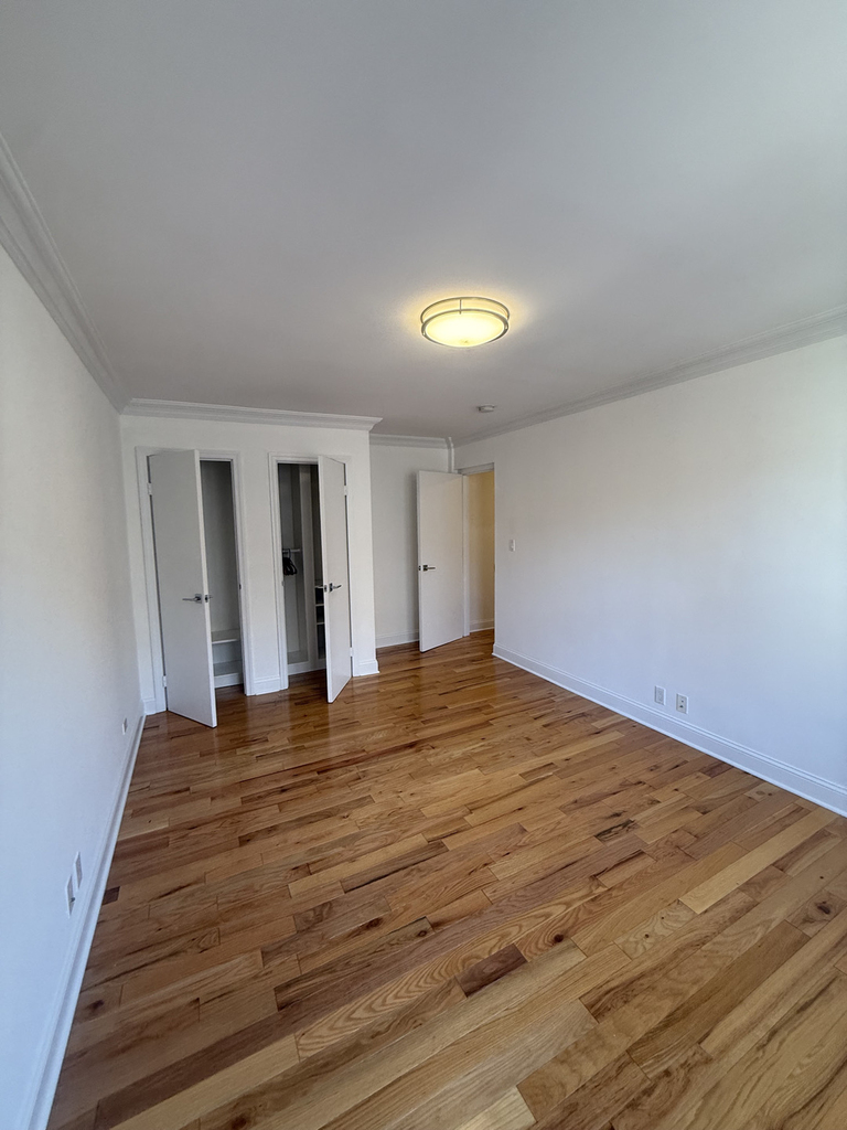 305 West 13th Street - Photo 17