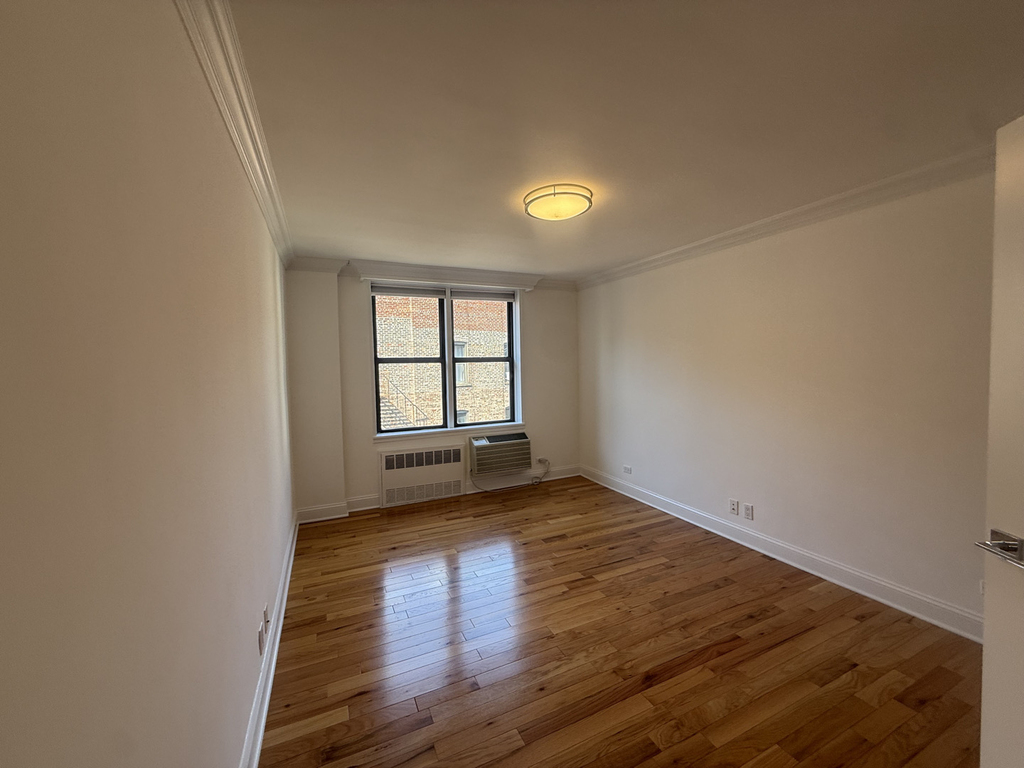 305 West 13th Street - Photo 16
