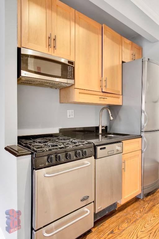 202 East 13th Street - Photo 6