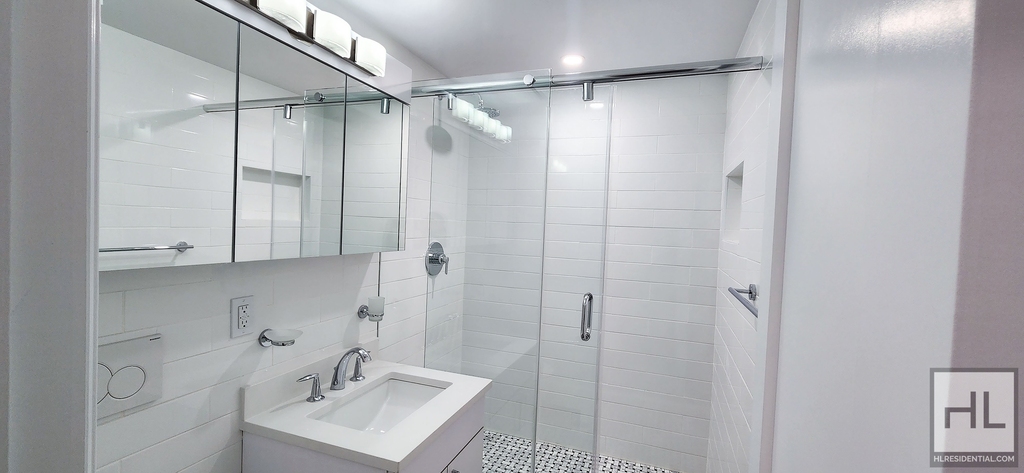 E 16 St - Photo 3