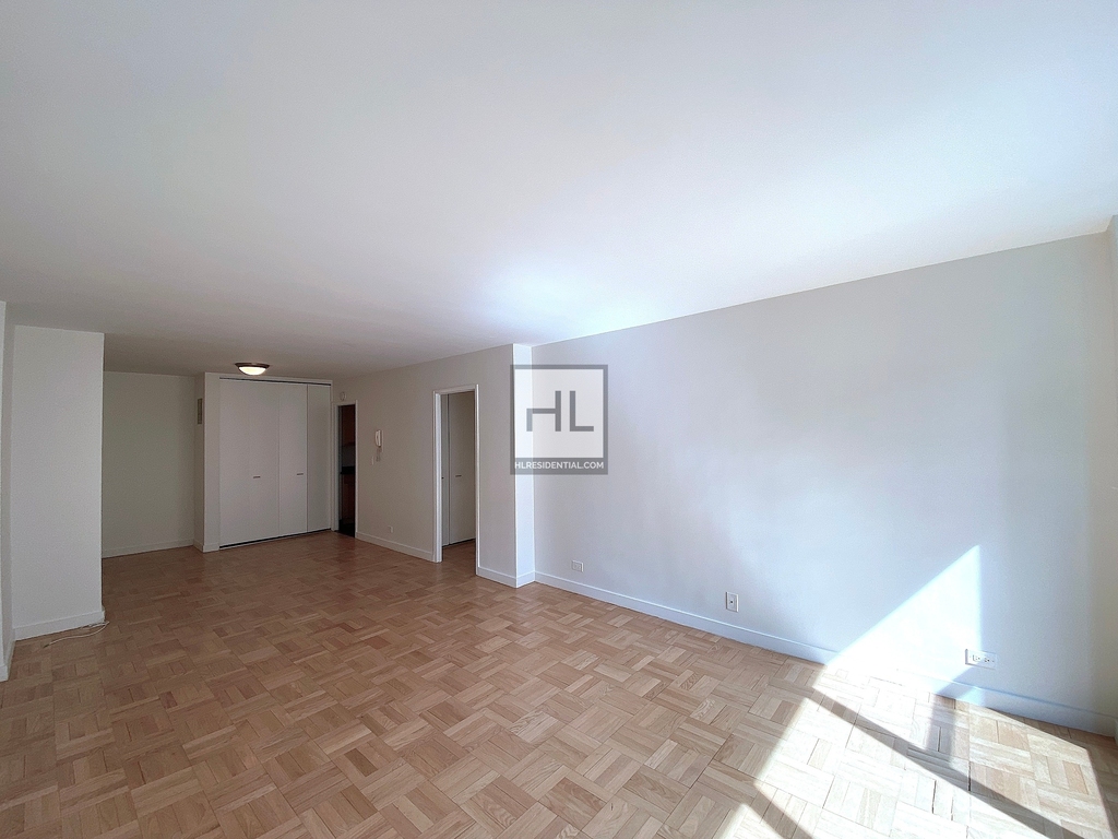 East 49th Street - Photo 2