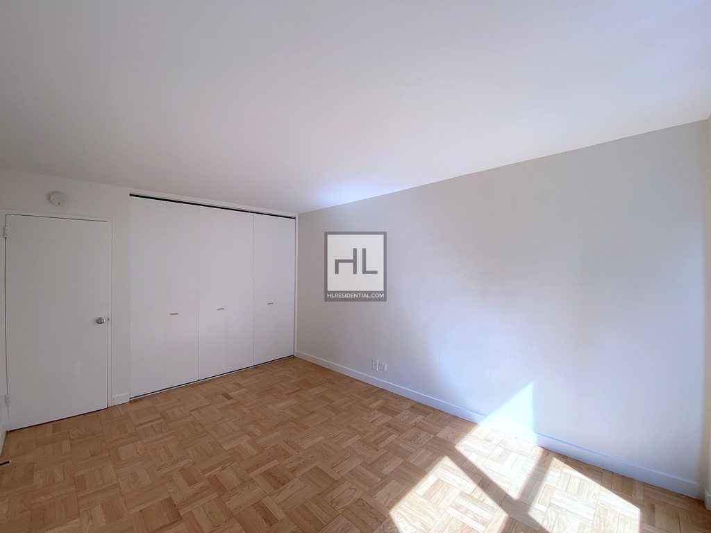 East 49th Street - Photo 3