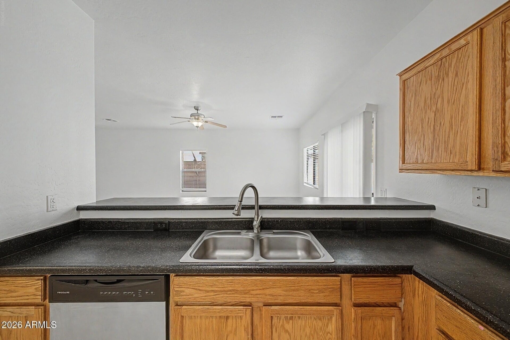7027 W Lincoln Street - Photo 9