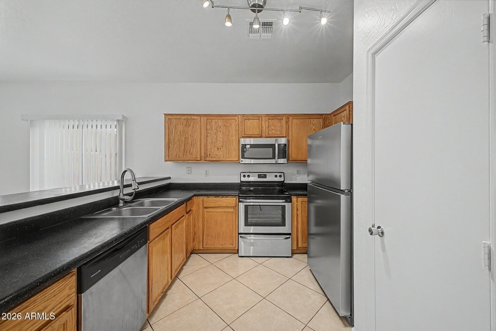 7027 W Lincoln Street - Photo 6