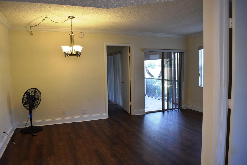 1536 Se Royal Green Circle - Photo 1