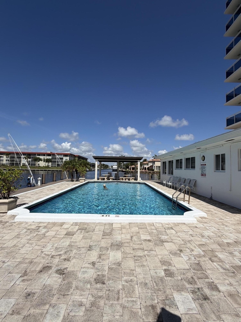 1160 Hillsboro Mile - Photo 2