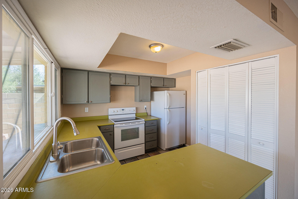 2812 S Cottonwood Drive - Photo 9