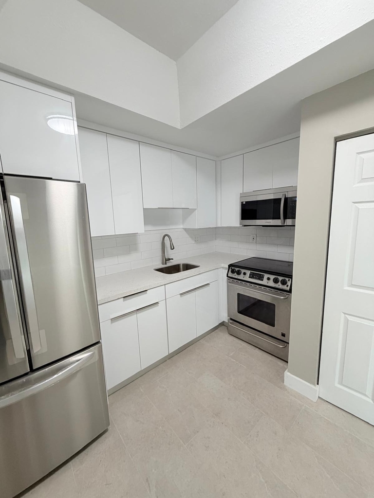 1390 W 37th Street - Photo 2