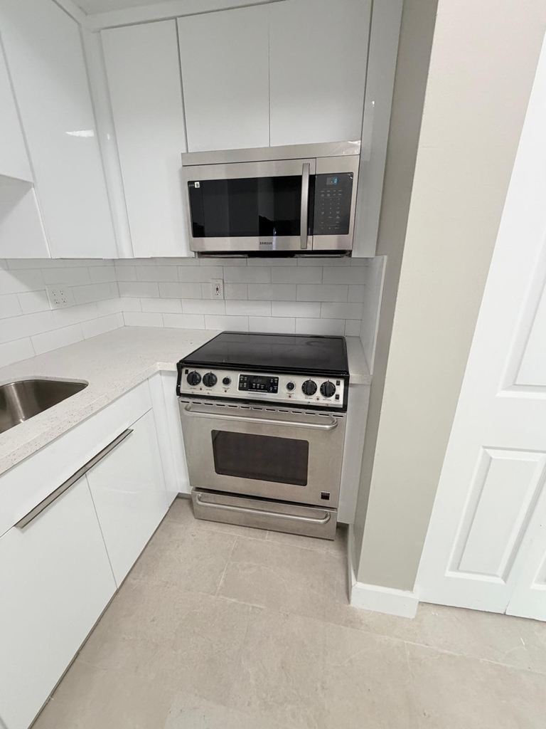 1390 W 37th Street - Photo 3