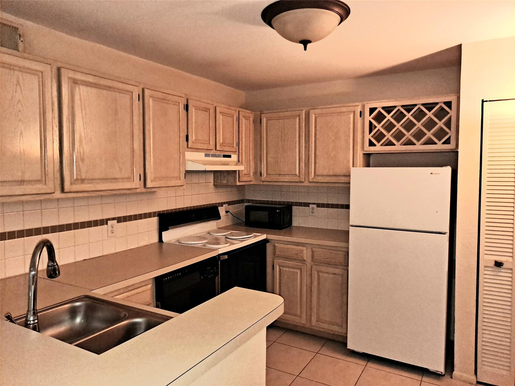 1845 Palm Cove Boulevard - Photo 2