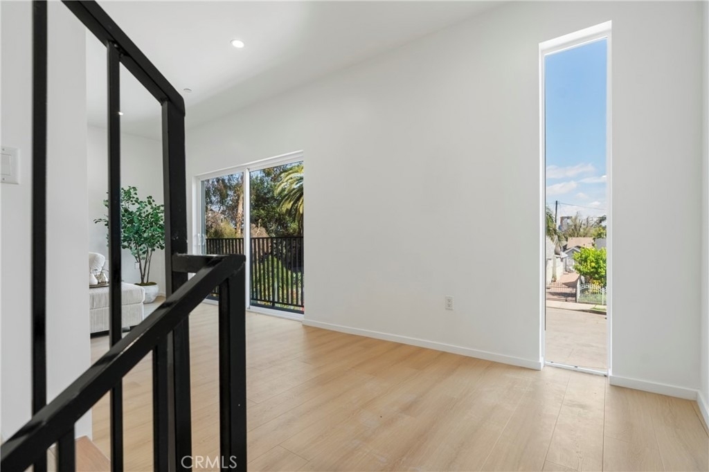 2515 Alsace Avenue - Photo 3