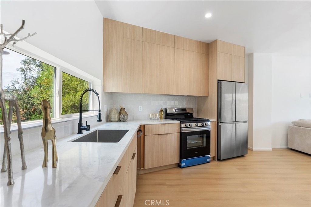 2515 Alsace Avenue - Photo 8