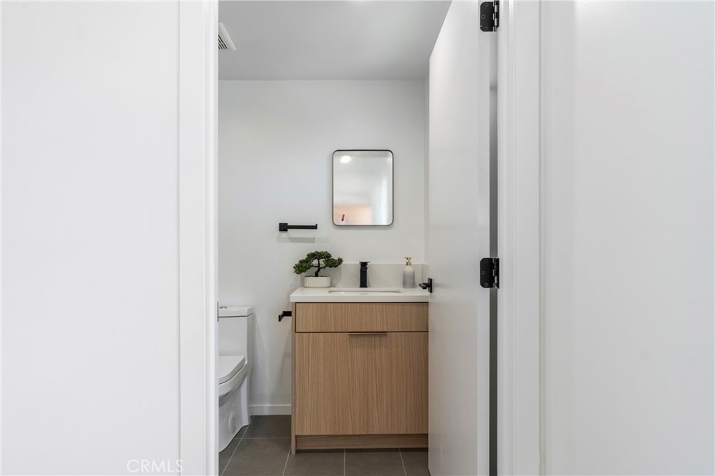 2515 Alsace Avenue - Photo 2