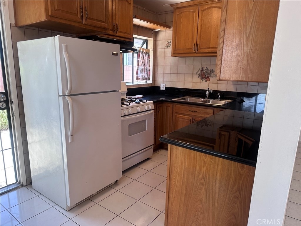 3615 Caspian - Photo 8