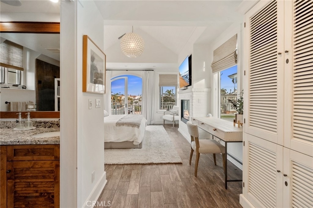 61 The Colonnade - Photo 15