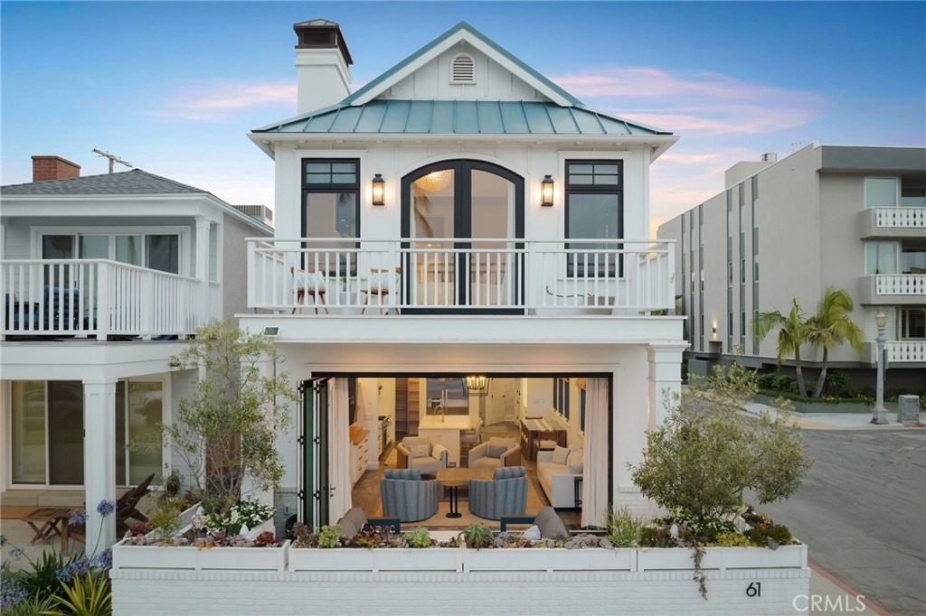 61 The Colonnade - Photo 2