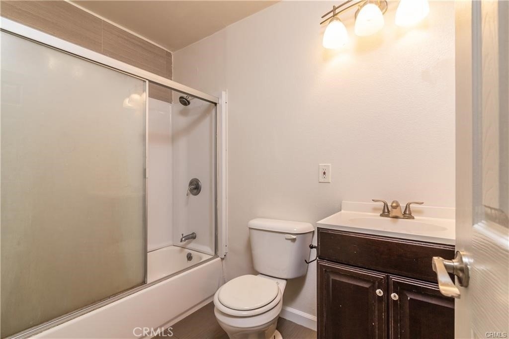 926 E 11th - Photo 2
