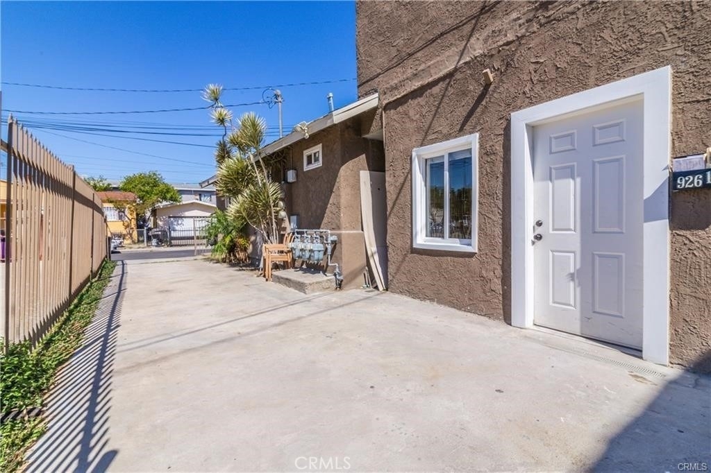 926 E 11th - Photo 1