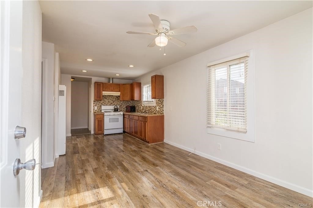 926 E 11th - Photo 3