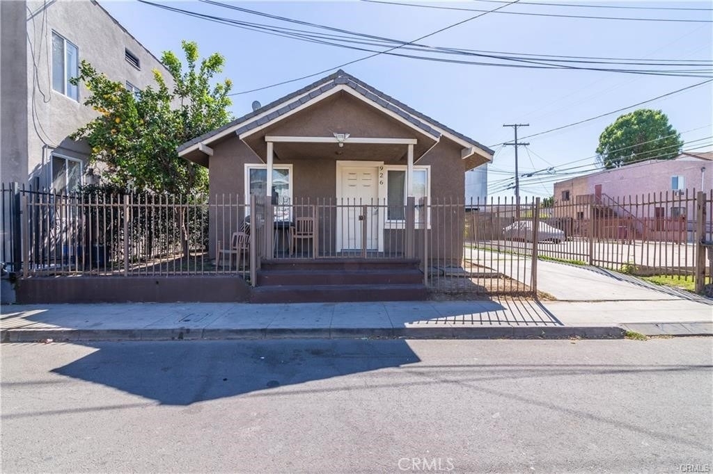 926 E 11th - Photo 0