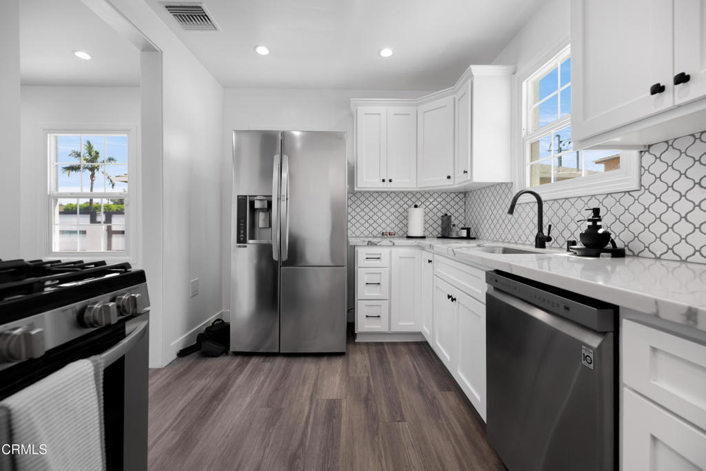 7637 Radford Avenue - Photo 6