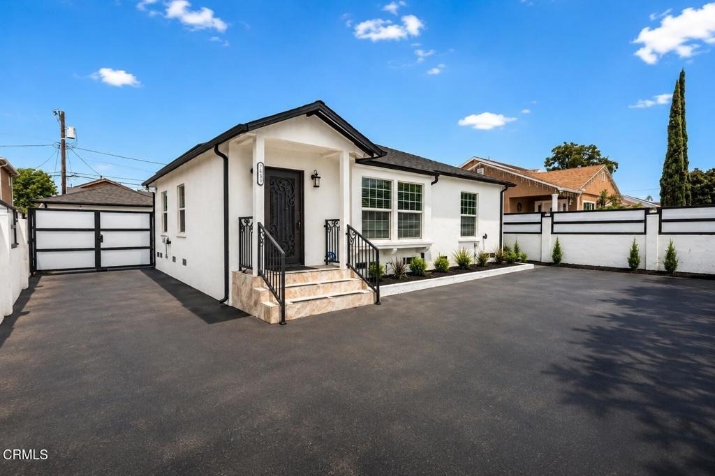 7637 Radford Avenue - Photo 2