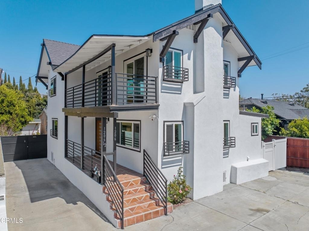 1206 Tamarind Avenue - Photo 0
