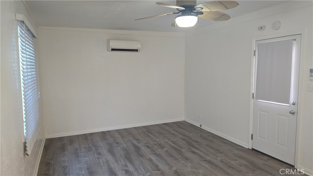 422 Bond - Photo 6