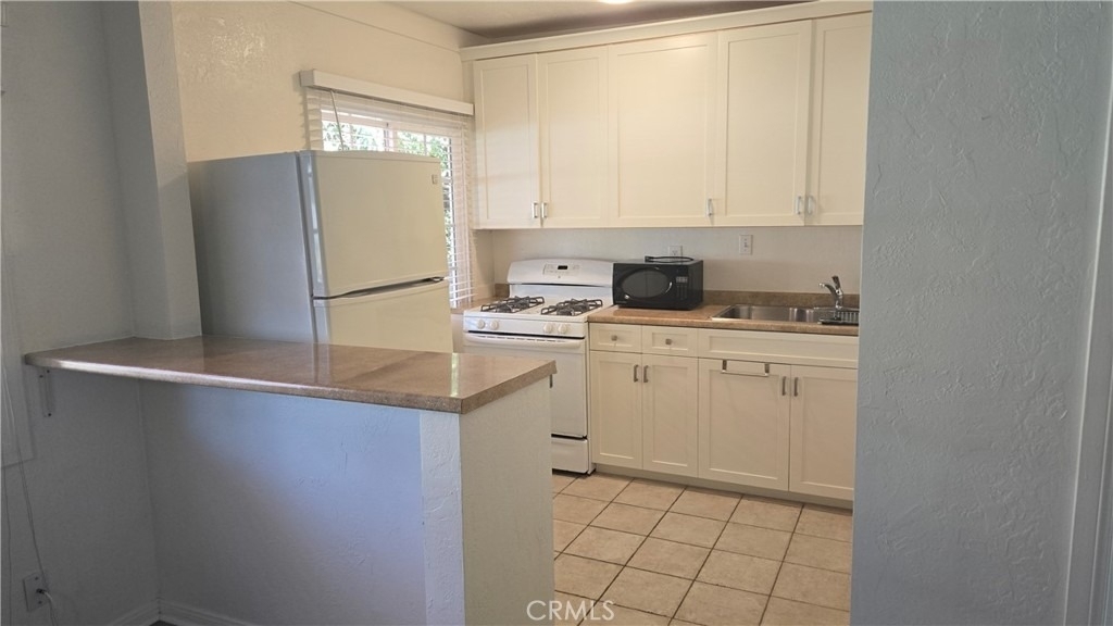 422 Bond - Photo 2
