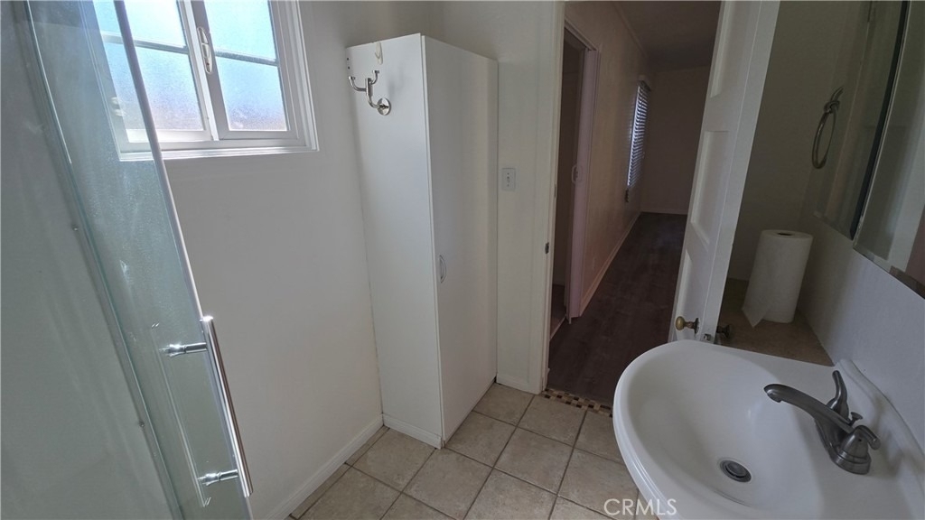 422 Bond - Photo 5
