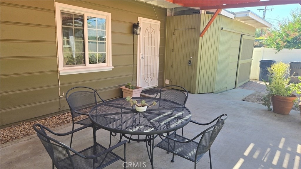 422 Bond - Photo 10
