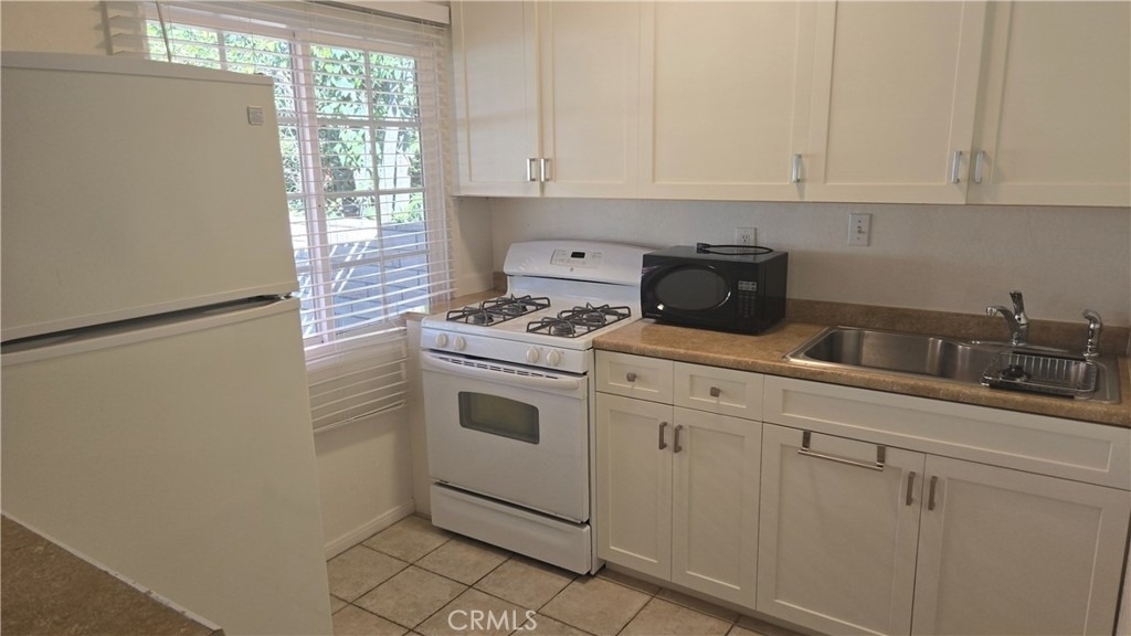 422 Bond - Photo 1