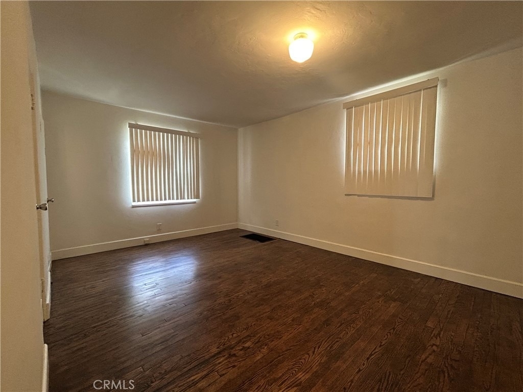 214 E Stocker - Photo 8