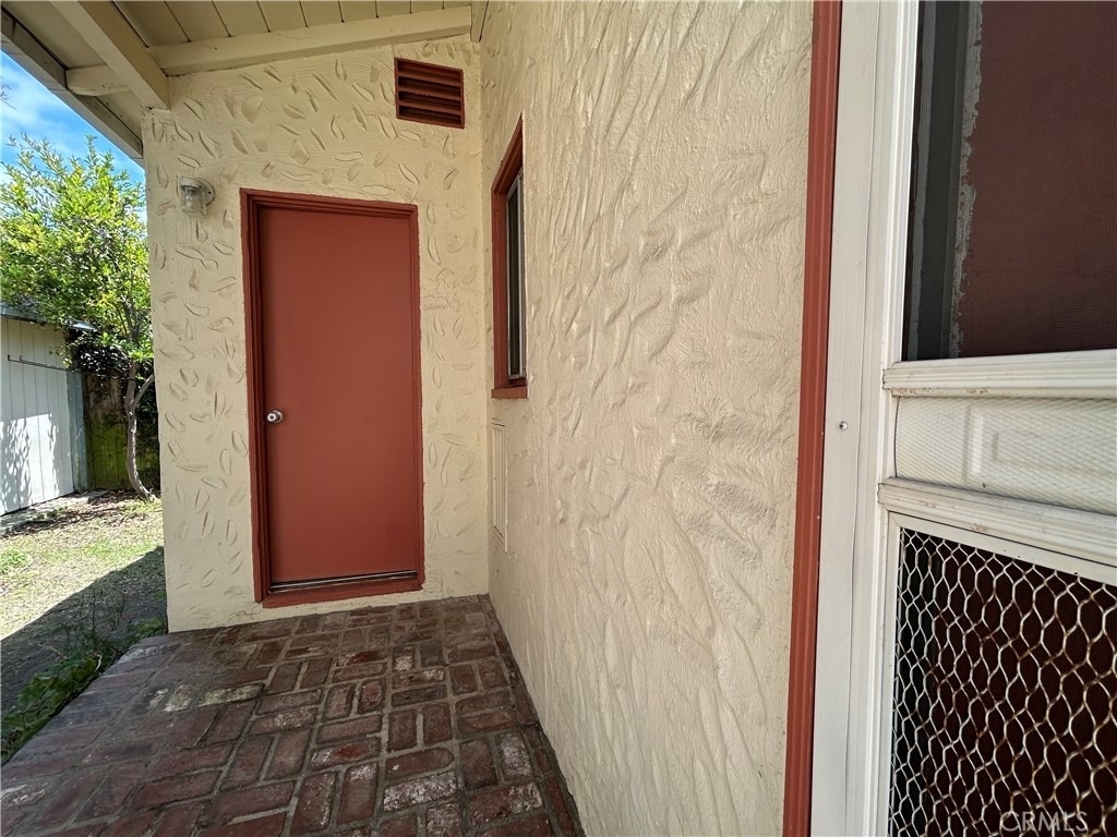 214 E Stocker - Photo 1