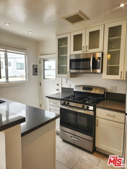 136 San Vicente Blvd - Photo 3