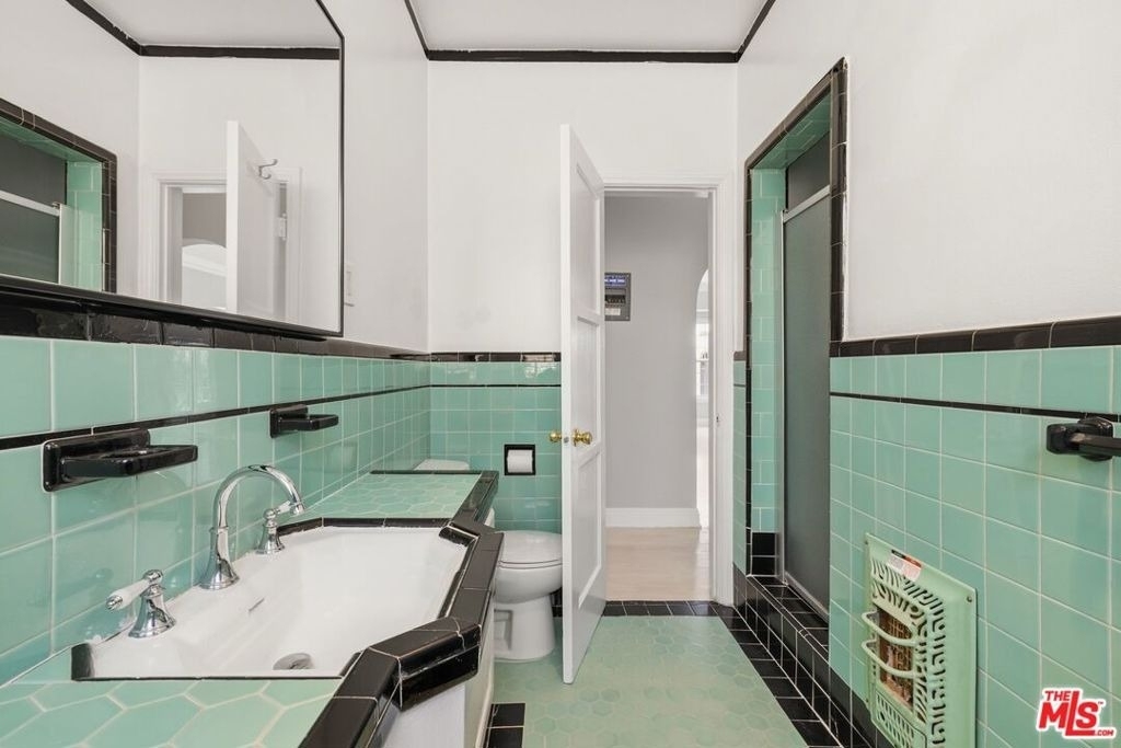 437 N Genesee Avenue - Photo 11