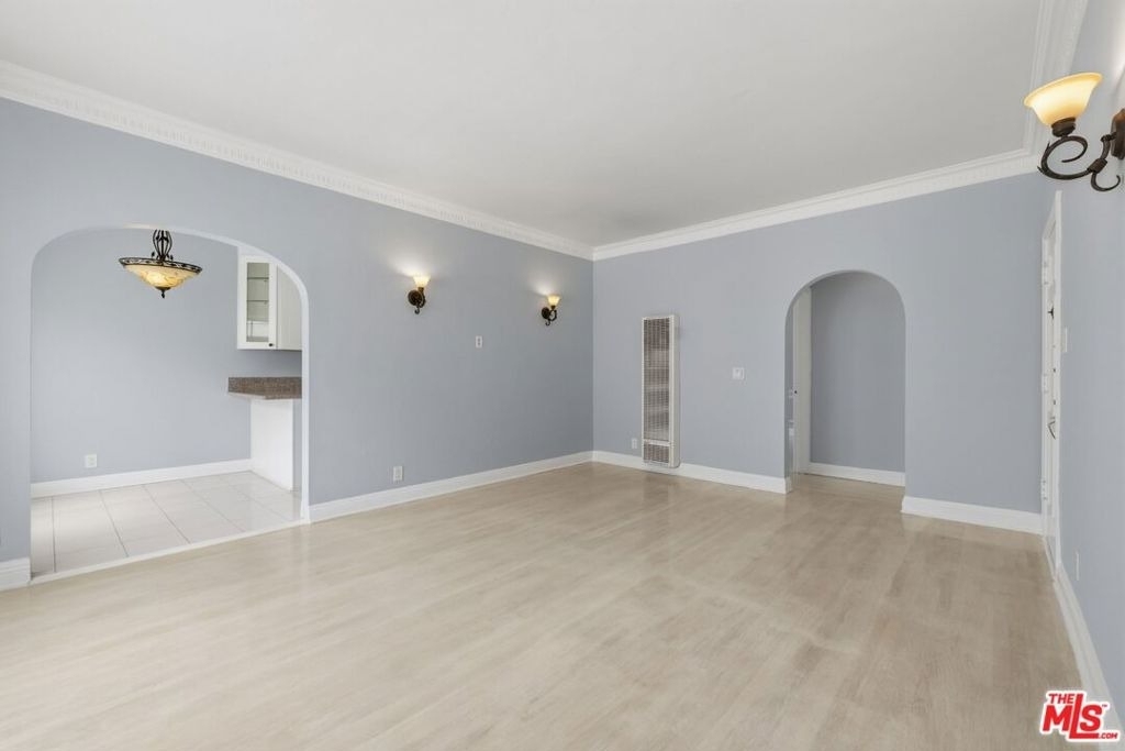 437 N Genesee Avenue - Photo 3