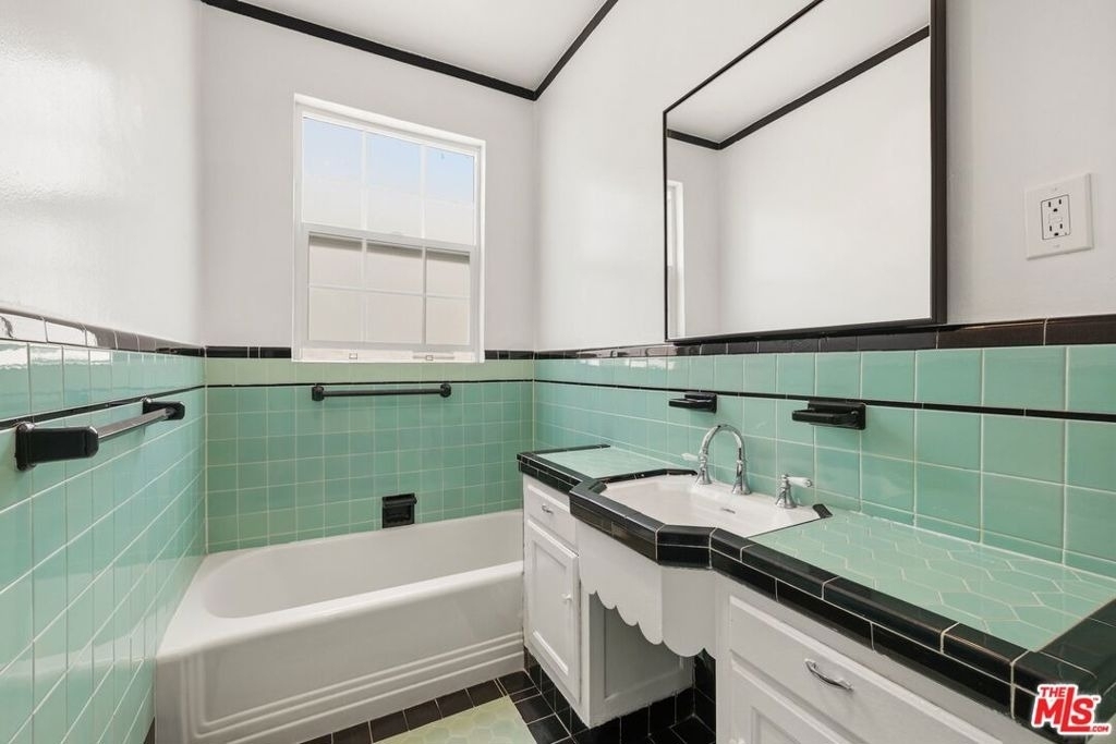 437 N Genesee Avenue - Photo 10