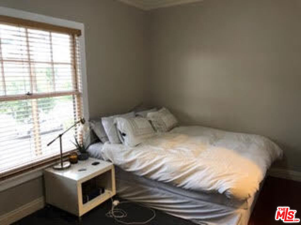 2108 Oak Street - Photo 3