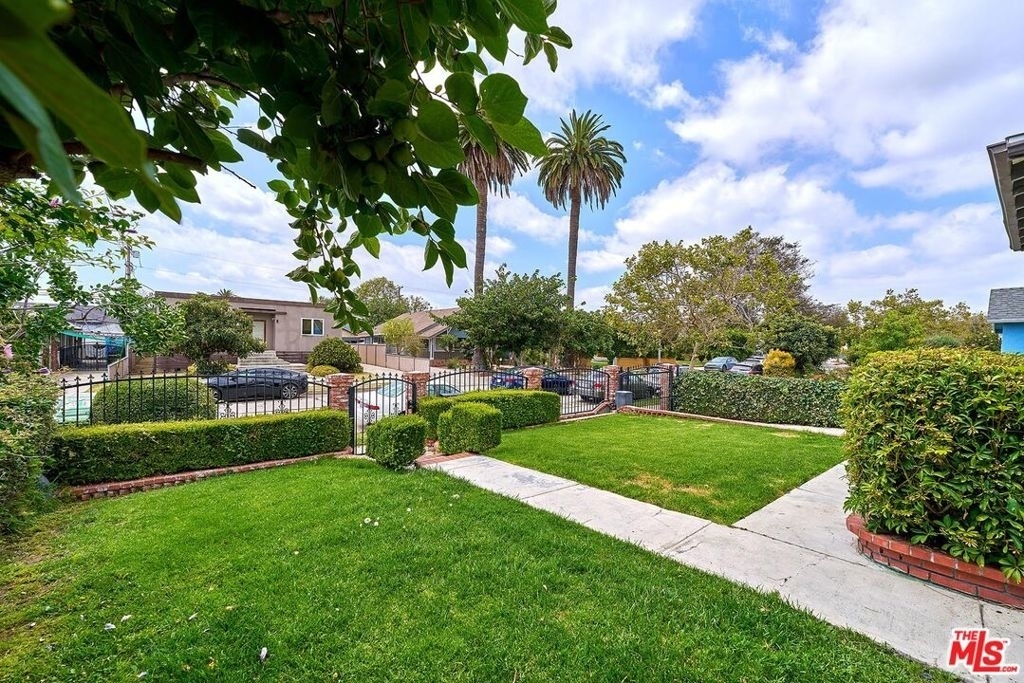 1120 S Plymouth Boulevard - Photo 2
