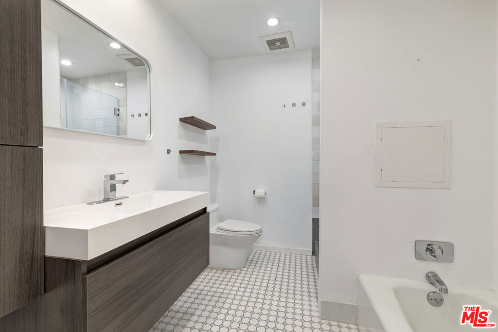 1100 Alta Loma - Photo 16