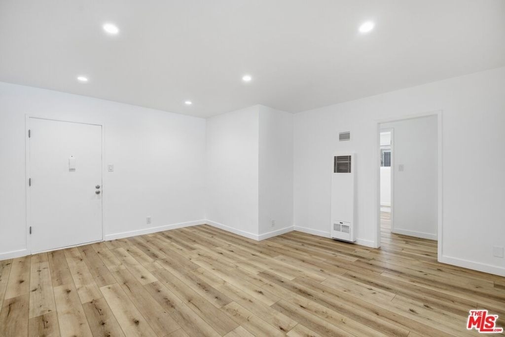 4916 Hazeltine Avenue - Photo 2