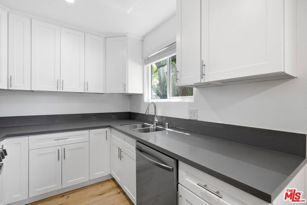 4916 Hazeltine Avenue - Photo 6