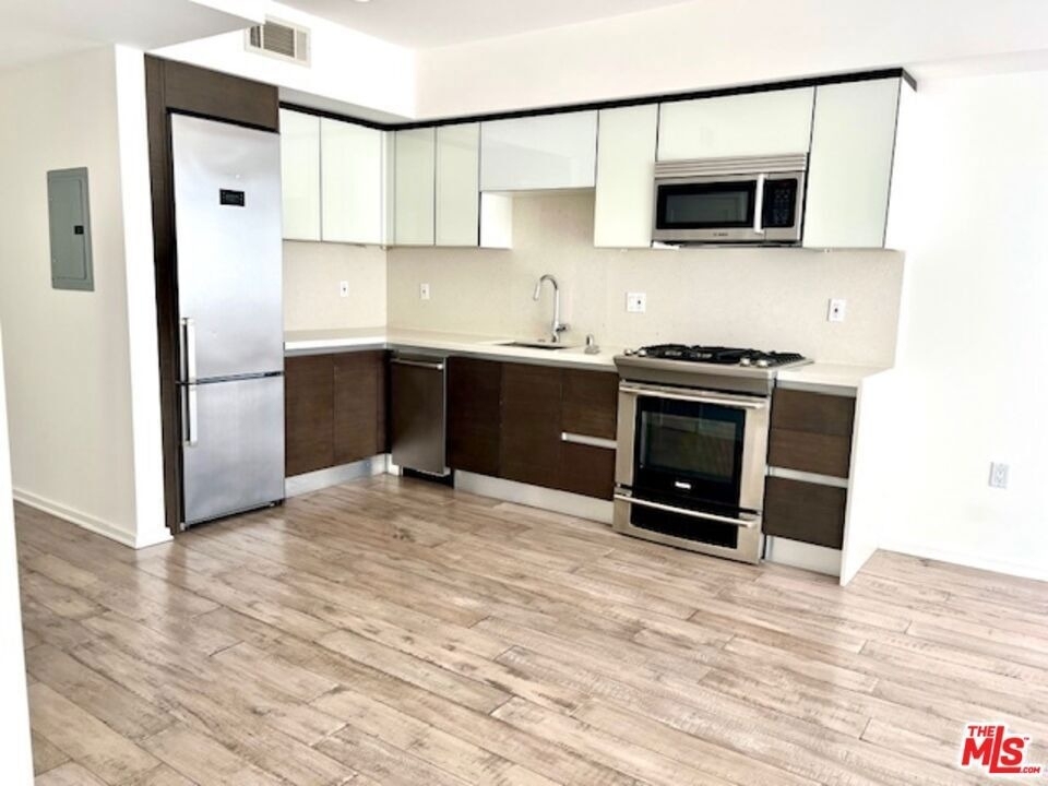 1611 S Beverly Glen - Photo 4