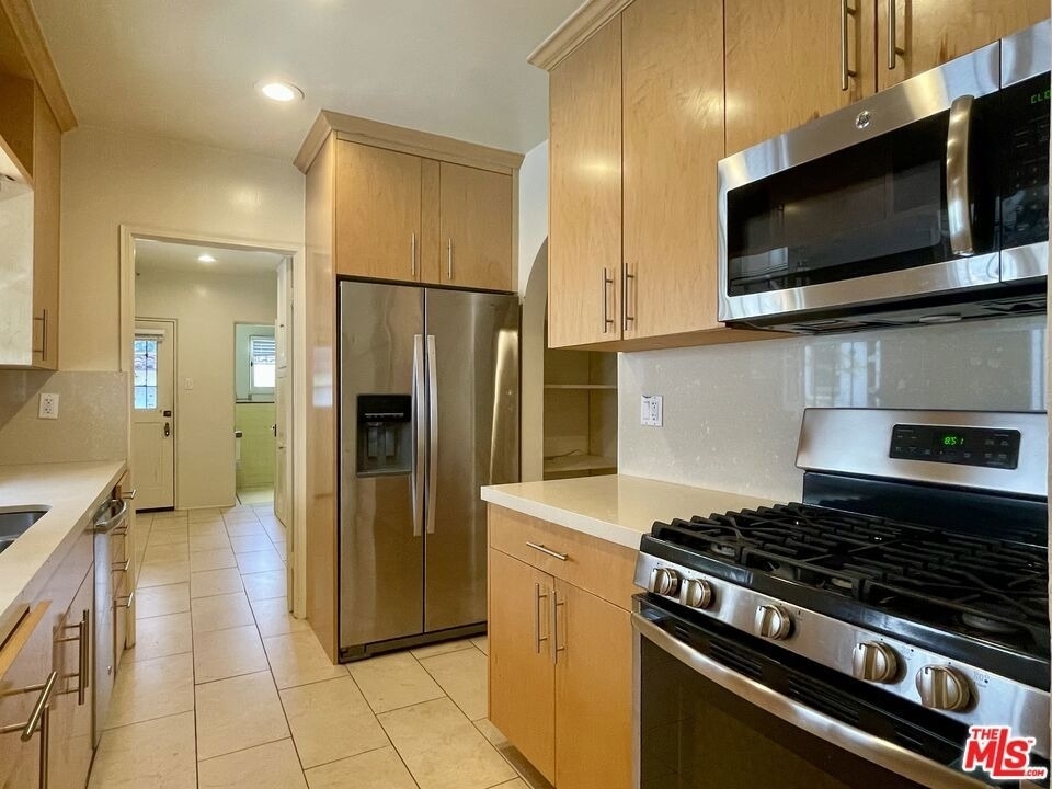 203 N Doheny Drive - Photo 12