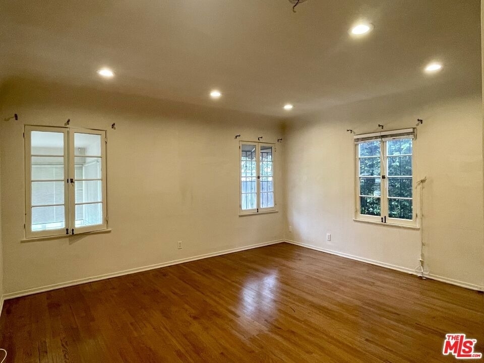 203 N Doheny Drive - Photo 11