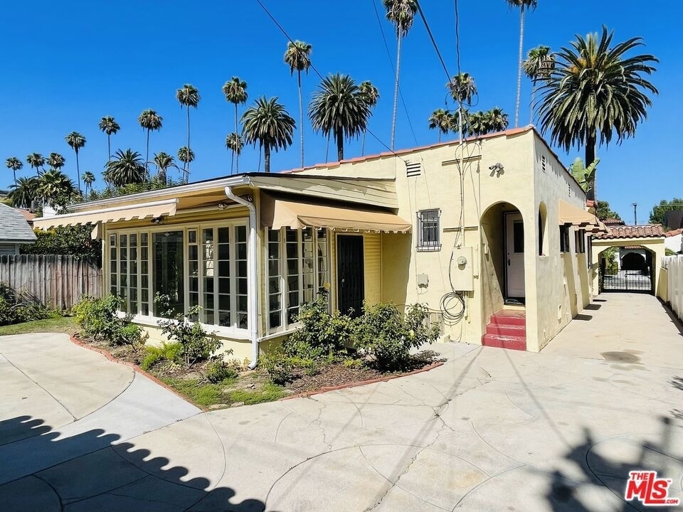 203 N Doheny Drive - Photo 0