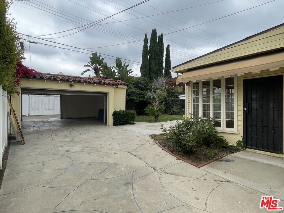 203 N Doheny Drive - Photo 23