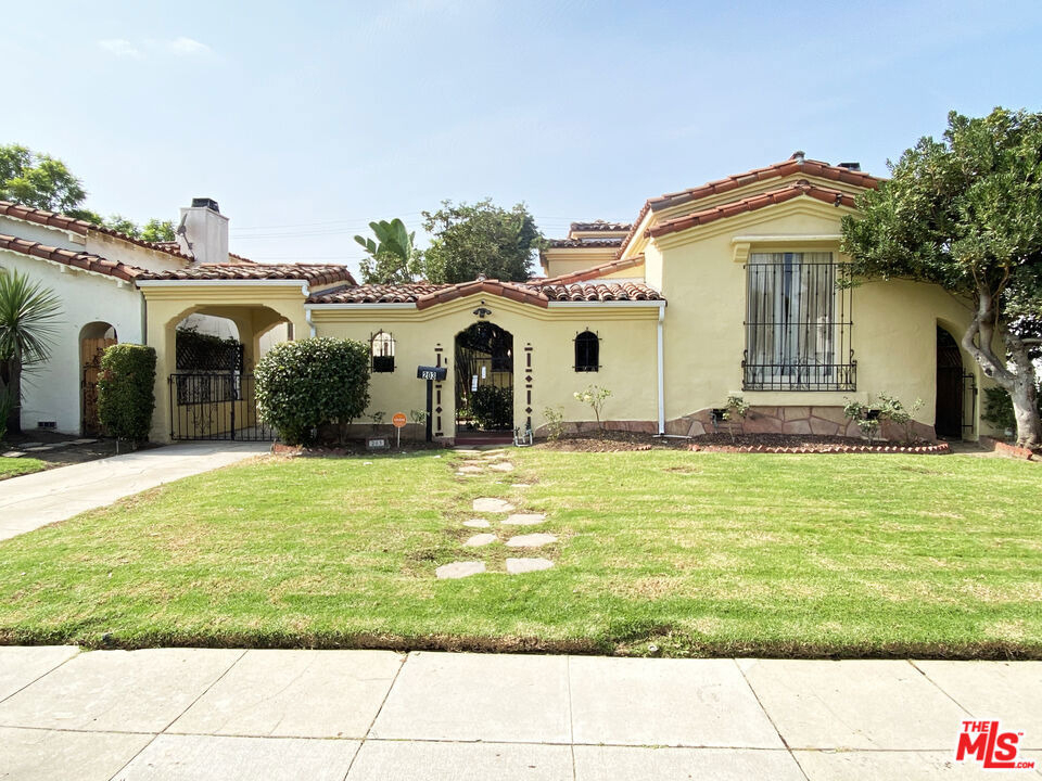 203 N Doheny Drive - Photo 1